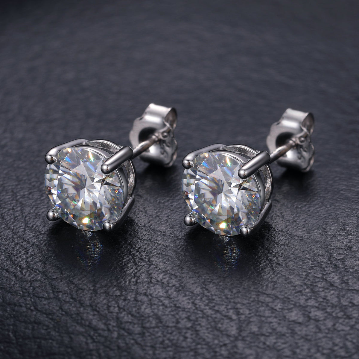Solitaire stud detail